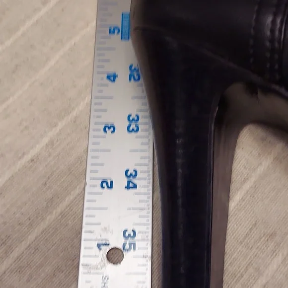 Tory Birch Leather Bootie. - Picture 7 of 7